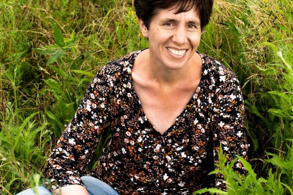 Foto van Els van Weijen zittend in het gras